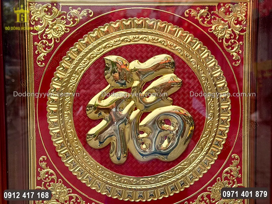 Nền tranh sơn đỏ v&ocirc; c&ugrave;ng nổi bật